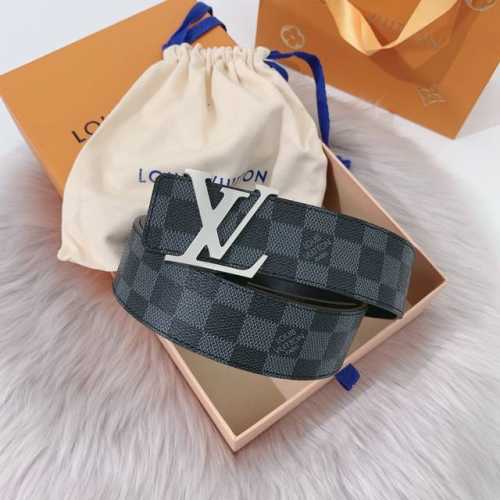 特 ：配送专柜全套礼盒包装。 Lv 40 毫米双面腰带将 帆布和柔软小牛皮分饰两面，以摩登视角重绎路易威登的经典设计，更有 Lv 字母搭扣绘上标志性一笔。搭提供