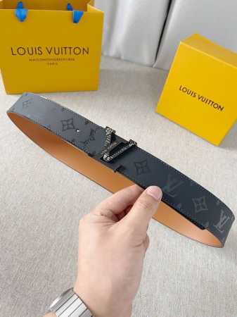 特P200 Lv：Louisvuitton男士4.0双面腰带，一面为黑色胎牛皮头层丝绸5D彩印老花，另一面为土黄色荟萃纹牛皮头层皮，可拆卸字母刻花精品搭扣，双面 - 点击图像关闭