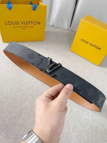 特P200 Lv：Louisvuitton男士4.0双面腰带，一面为黑色胎牛皮头层丝绸5D彩印老花，另一面为土黄色荟萃纹牛皮头层皮，可拆卸字母刻花精品搭扣，双面