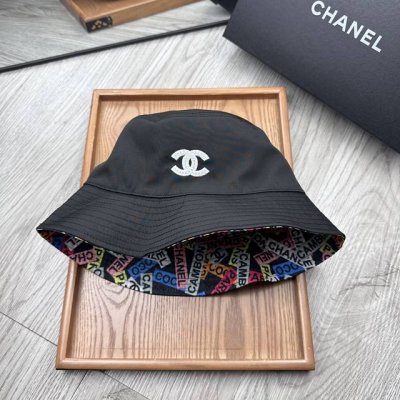特价 C家 Chanel 新品双面渔夫帽 特别新颖的双面风格碰撞设计 一面延续了Chanel一贯的素雅简约的风格 一面大胆采用了简笔山茶花满花的图案设计 一款帽