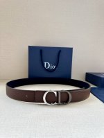 特 宽度3.5Cm Dior 这款腰带扣采用“Cd”标志造型，以金属覆层黄铜精心打造。可与各式 35 毫米腰带搭配，提升格调，打造优雅精致的造型。