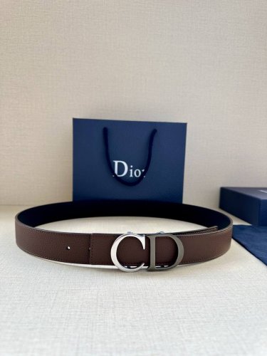 特 宽度3.5Cm Dior 这款腰带扣采用“Cd”标志造型，以金属覆层黄铜精心打造。可与各式 35 毫米腰带搭配，提升格调，打造优雅精致的造型。