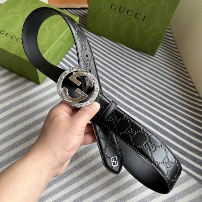 特 Gucci 黑色Signature压花，尾部内镶双G立体五金，宽度4.0Cm 纯钢经典大饼扣花纹新工艺。