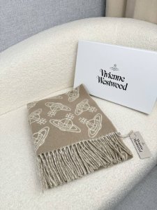 西太后。 满印土星-双面提花围巾 这款围巾真的超绝！手感满分！不是传统的平面机织制品，而是凹凸有致的提花质感！双面的撞色设计，满足了秋冬亮色与黑灰色调双向切换的