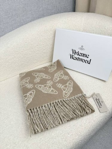 西太后。 满印土星-双面提花围巾 这款围巾真的超绝！手感满分！不是传统的平面机织制品，而是凹凸有致的提花质感！双面的撞色设计，满足了秋冬亮色与黑灰色调双向切换的