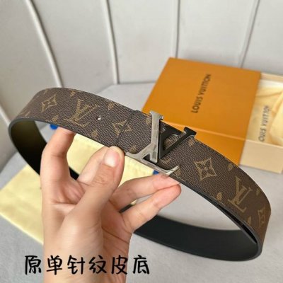 特 寬：40mm 驢家新品 寬度40mm 驢家SS23早春新品腰帶系列 意大利原廠皮料 扣頭採用雙拼視覺效果工藝 全方位精打細磨 精密度厚金電鍍 雙面用