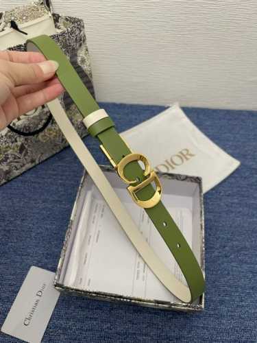 迪奥550 2.0Cm。 这款 Montaigne Avenue 腰带从同名手袋汲取灵感，采用黑色光滑 牛皮革精心制作，质感柔软，设计优雅，饰以富有光泽的新款金