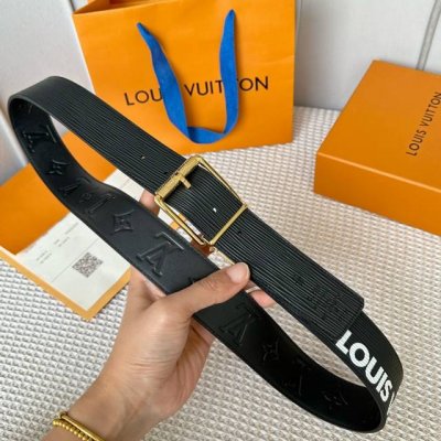 特 寬度：40Mm 進口Ep水波紋襯托原廠小牛皮底壓花！飾有高級絲印Logo視覺效果 搭配旋轉式搭扣與皮帶相呼應締造獨特造型 雙面用