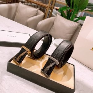礼物捷豹这款皮带风格醒目，优雅奢华，是品牌经典单品。采用柔软的粒纹牛皮材质，饰有钌灰色金属Gancini扣饰，点缀品牌字母标识，风格精致且独具个性。这款采用双面