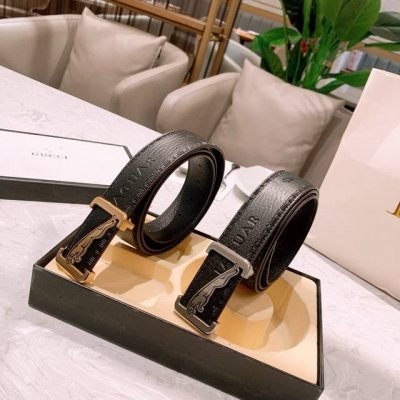 礼物捷豹这款皮带风格醒目，优雅奢华，是品牌经典单品。采用柔软的粒纹牛皮材质，饰有钌灰色金属Gancini扣饰，点缀品牌字母标识，风格精致且独具个性。这款采用双面