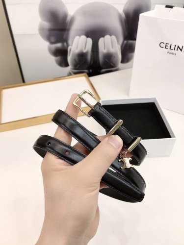 赛林Celine腰带选用珍贵奢华皮革精制而成，均为天然皮革，金色金属Triomphe 配领扣带扣，1.8Cm宽，