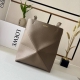 Lw新款小号柔软粒面 牛皮革 Puzzle Fold Tote采用轻盈的几何设计 ，能够完全扁平折叠 是旅行良伴。此版本采用全新推出的柔软粒面牛皮革制成 肩背或