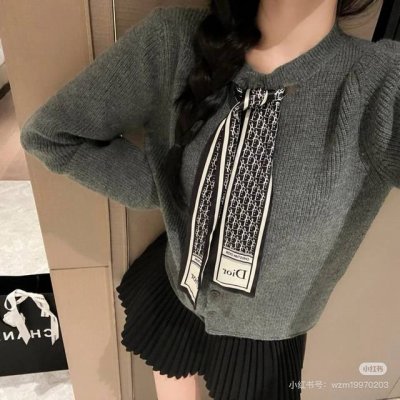 新款D字母这款 迪奥Montaigne Mitzah 发带丝巾从标志性的 Dior 精品店地址汲取灵感，老花字母配条纹的款式经典，造型修长，可与各种时尚造型搭配
