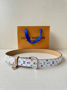 3.0Cm宽L家 女款铜扣皮带，甄选意大利头层牛皮，细腻荔枝纹肌理尽显奢华质感。手工打磨黄铜扣头，温润光泽与老花皮面完美融合。匠心缝线勾勒精致轮廓，为穿搭注入复