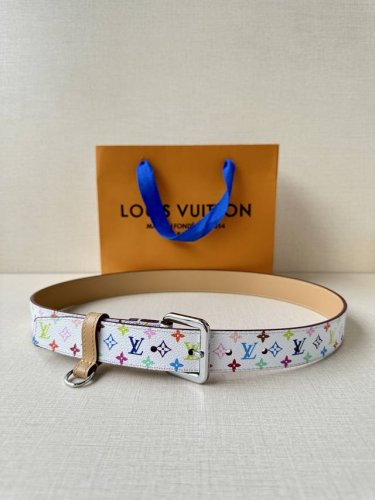 3.0Cm宽L家 女款铜扣皮带，甄选意大利头层牛皮，细腻荔枝纹肌理尽显奢华质感。手工打磨黄铜扣头，温润光泽与老花皮面完美融合。匠心缝线勾勒精致轮廓，为穿搭注入复