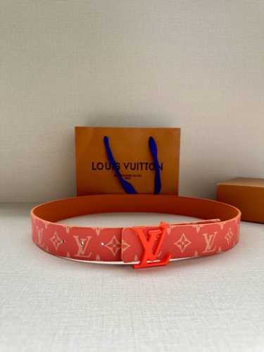 特 Lv Initiales 4.0宽双面腰带是 年春夏男装系列的配饰。Taga 皮革触感柔软，与另一面的Monogram 帆布碰撞色彩。同色 Lv 字母以抛光