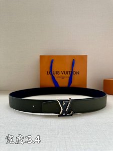 Lv Heritage 双面腰带3.4宽 选取粒面皮革和纳帕皮革 新款3层lv 搭扣。微弧形边缘和摩登形状末端见证细致匠心，为考究人士带来赠礼佳选