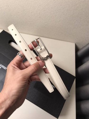 -圣罗兰Yvessalntlaurent专柜同步！宽度2.0Cm 采用进口小皮、皮纹细腻柔软！时尚潮流、随意搭配休闲仔连衣裙