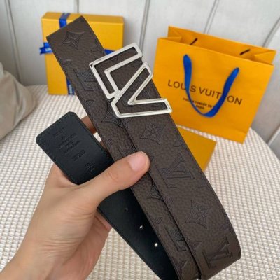 寬40Mm 同步新款！Lv Shape雙面腰帶以全新togo荔枝紋小牛皮 壓花絲印而成的藍色大logo圖案 搭配亮光lv Shape搭扣 外形時尚.正裝和便裝皆
