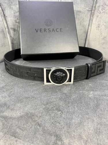 宽度：4.0Cm 范思哲 此款帆布回纹皮底 腰带饰有标志性的Versace美杜莎头像扣，彰显品牌格调。是一款精美的衣橱必备单品。