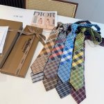 特 专柜同步领带出货啦Burberry 博柏利领带 ，稀有展现精湛手工与时尚优雅的理想选择，这款采用B家最具标志性的Tb字母制成的丝质领带，以同色调手法演绎的更