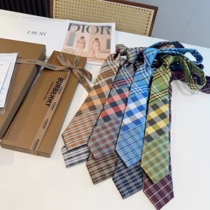 特 专柜同步领带出货啦Burberry 博柏利领带 ，稀有展现精湛手工与时尚优雅的理想选择，这款采用B家最具标志性的Tb字母制成的丝质领带，以同色调手法演绎的更