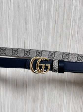 2025秋冬系列焕新演绎富有辨识度的Gg Marmont系列。这款双面腰带采用Gg Supreme与皮革材质匠心打造，缀饰双G搭扣。 商品细节 一面为米色和深棕 - 点击图像关闭