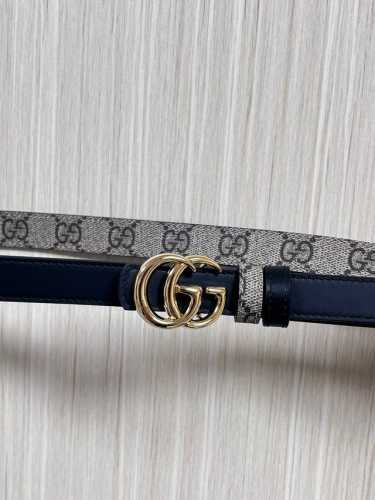 2025秋冬系列焕新演绎富有辨识度的Gg Marmont系列。这款双面腰带采用Gg Supreme与皮革材质匠心打造，缀饰双G搭扣。 商品细节 一面为米色和深棕
