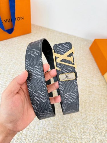 品名： Lv..路易..威登腰带皮带原单 型号：挂扣，经典纯钢材质挂扣，头层牛皮，图片实物拍摄 材料：头层牛皮，挂扣系列，纯钢材质扣头，镀钯电镀工艺永不掉色。原