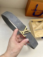 特 Lv 4.0宽 可逆带可以在两种方式。表带的一侧采用Monogram Shadow皮革打造标志性外观，另一侧则采用素色皮革打造低调效果。银色漆包条纹的Lv扣