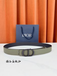 Dior 宽度3.5Cm不锈钢扣头,精工锻造坚固耐用。完美搭配荔枝纹皮革,细腻纹理与冷峻金属碰撞,彰显奢华品质,时尚百搭永恒。 DDD