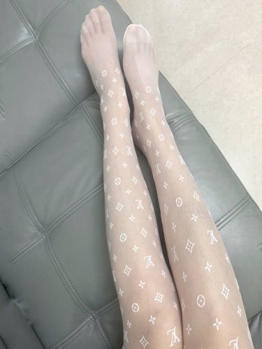 配包装 DDD 一盒一双 Lv路易 威登经典植绒老化字母丝袜 好看到爆炸 ，欧美大牌丝袜一比一高版本制作，可以看得到的工艺！ DDD 潮人秋冬必备单品 ，搭配起