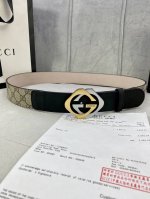 宽度4.0Cm Gucci 这款腰带在早秋系列中惊艳亮相，采用以标志性米色乌木色组合呈现的品牌双G字母交织图案，与黑色皮革材质相得益彰。双G菱形砂扣采用做旧效果
