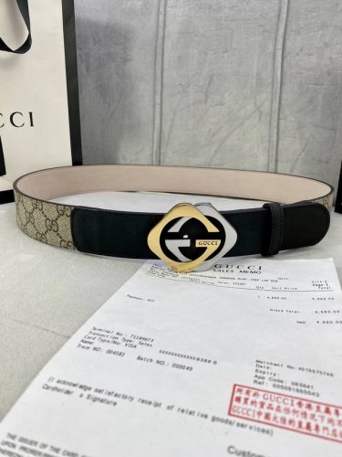 宽度4.0Cm Gucci 这款腰带在早秋系列中惊艳亮相，采用以标志性米色乌木色组合呈现的品牌双G字母交织图案，与黑色皮革材质相得益彰。双G菱形砂扣采用做旧效果