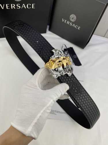 宽度4.0Cm Versace 范思哲 此款两面用皮革腰带的搭扣饰有品牌标志性的金 银色闪光virtus五金配件。