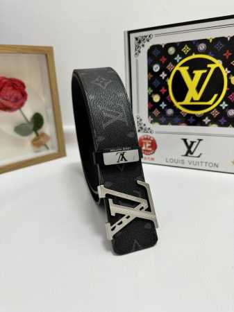 品名：Lv..路易..威登 材质：原单牛皮腰带 百分百头层牛皮腰带保证真皮，24K纯钢扣，专柜原单品质、做工精细，时尚大牌，送人自用首选 包装： 请认准如图专柜 - 点击图像关闭