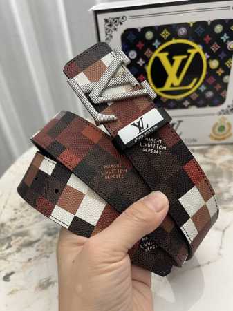 品名：Lv..路易..威登原单 材质：原单牛皮腰带 百分百头层牛皮腰带保证真皮钢扣，专柜原单品质、做工精细，时尚大牌，送人自用首选 包装： 请认准如图专柜包装赠 - 点击图像关闭