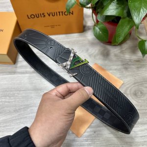 Lv.路易威登 宽40Mm双面原版小牛皮 搭配单钌钯电镀扣 完美的手感.油边 出众的设计.风格 高贵奢华 时尚大方 高清实拍 货真价实 品质保证 双面用