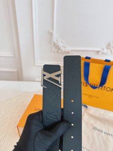 特P160 路易威登 4.0Cm宽 M0424，黑色全皮荔枝纹压花平纹底，真空电镀亮面银色挂扣，双面可用，