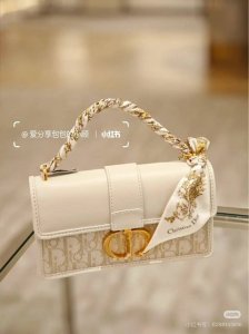 官方同步新款 迪奥飘带 发带 这款 Mitzah 丝巾采用桑蚕丝斜纹面料精心制作，饰以彼得罗 鲁福 Pietro Ruffo 设计的多色 Millefiori