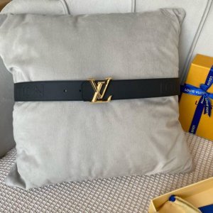 配全套包装礼盒 寬度：35Mm Lv S-Lock系列 精緻的菱形字母搭扣 搭配品牌專用小牛皮壓logo標識 簡約別緻、雙面用