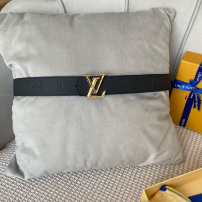 配全套包装礼盒 寬度：35Mm Lv S-Lock系列 精緻的菱形字母搭扣 搭配品牌專用小牛皮壓logo標識 簡約別緻、雙面用