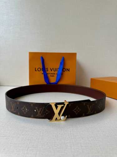 4.0宽 Lv Dimension 双面腰带以含蓄格调点亮日常风尚，彰显 Pharrell Williams 的设计巧思。Damier Heritage 饰带结