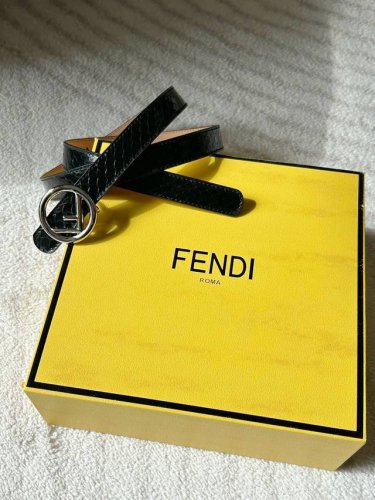 Fend I 芬迪 专柜同款 女款高端蛇皮腰带，宽 Cm 黑色真蛇皮内衬磨砂牛皮 Fis Fendi徽标造型圆形金属搭扣，奢华优雅百搭。