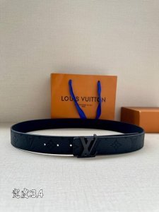 特 本款3.4宽 LV Initiales 双面腰带选用崭新荔枝皮革，以丰盈触感演绎图案的放大版本 金属 LV 搭扣呈现效果，摩登设计实现灵活搭配