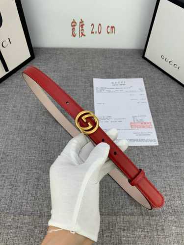G U C C I 此细款腰带用采光头小层牛皮 精制而成，配以双G带扣。宽度 ：2.0 Cm