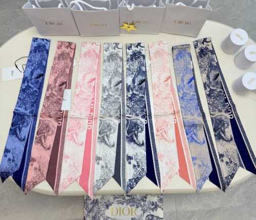 丛林动物园 飘带 束发带 Chstian Dior 尺寸:6*105Cm100%桑蚕丝这款 Mitzah 丝巾以 Dior 标志性的 Sauvage 茹伊印花为