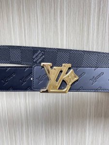 特 4.0当季新款，一面进口小牛皮，一面进口帆布印花，可双面用，搭配精品金色花朵扣头，实物实拍，
