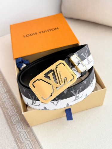 品名： Lv..路易..威登腰带皮带原单 型号：挂扣，经典纯钢材质挂扣，头层牛皮，图片实物拍摄 材料：头层牛皮，挂扣系列，纯钢材质扣头，钯镀电镀工艺永不掉色。原