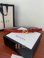 G U C C I 此细款腰带用采光头小层牛皮 精制而成，配以双G带扣。宽度 ：2.0 Cm